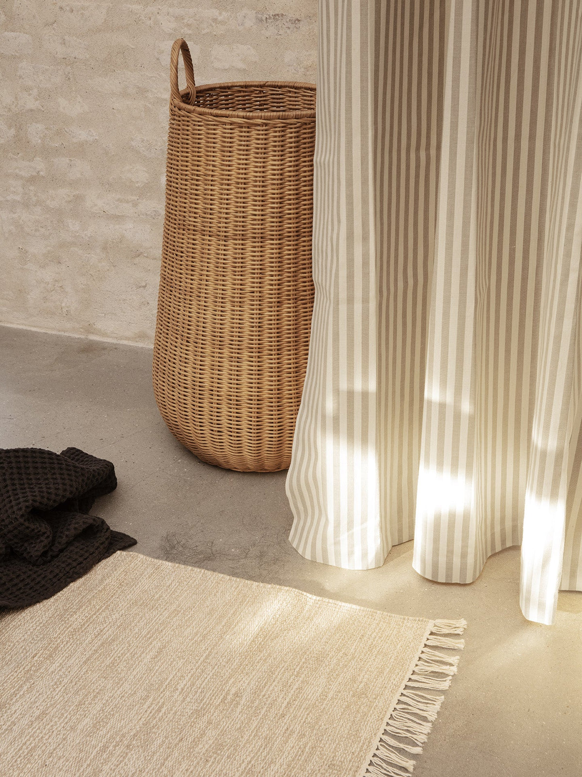 Cesto para la ropa trenzado Braided de Ferm Living