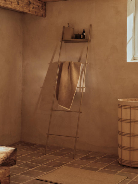 Toallero escalera Dora de Ferm Living