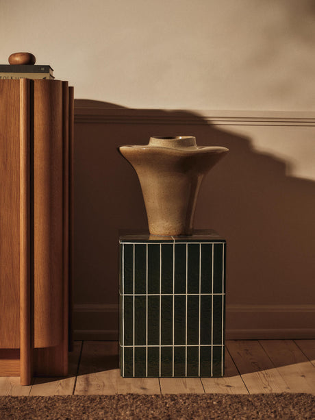 Mesa auxiliar Pillar verde oscuro · Ferm Living