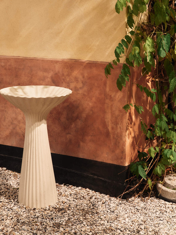 Cuenco con pedestal Fountain marfil · Ferm Living