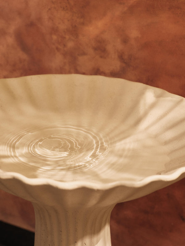 Cuenco con pedestal Fountain marfil · Ferm Living