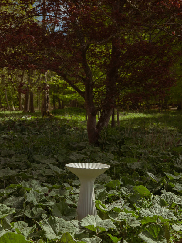 Cuenco con pedestal Fountain marfil · Ferm Living