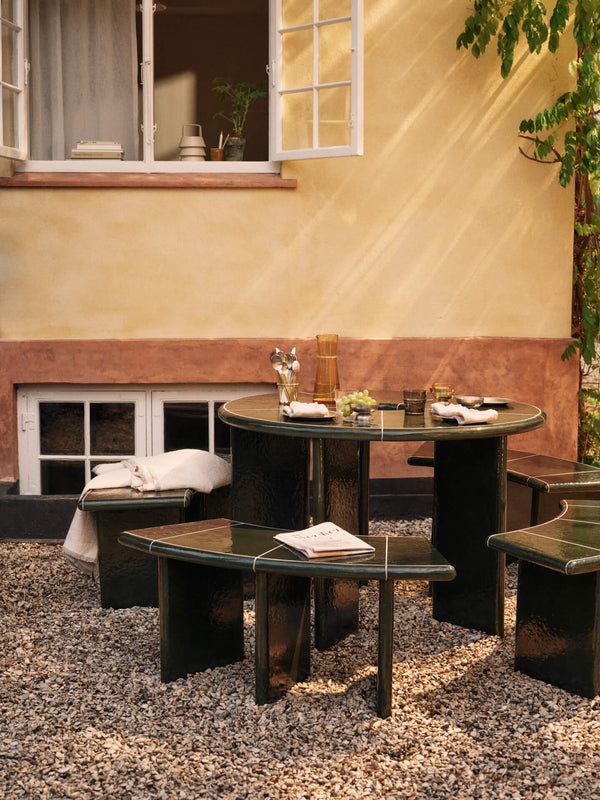 Banco curvo de exterior Deya de Ferm Living