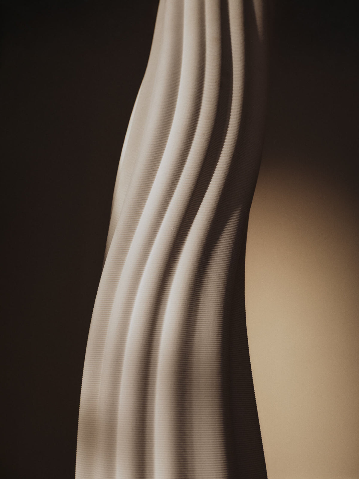 Jarrón de suelo Rylith blanco roto · Ferm Living