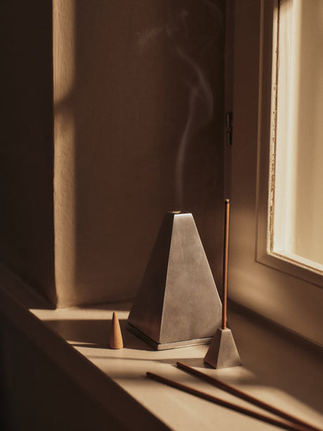 Quemador de incienso Pyra aluminio cepillado · Ferm Living