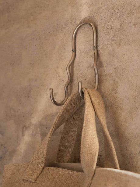 Colgador doble Curvature de Ferm Living