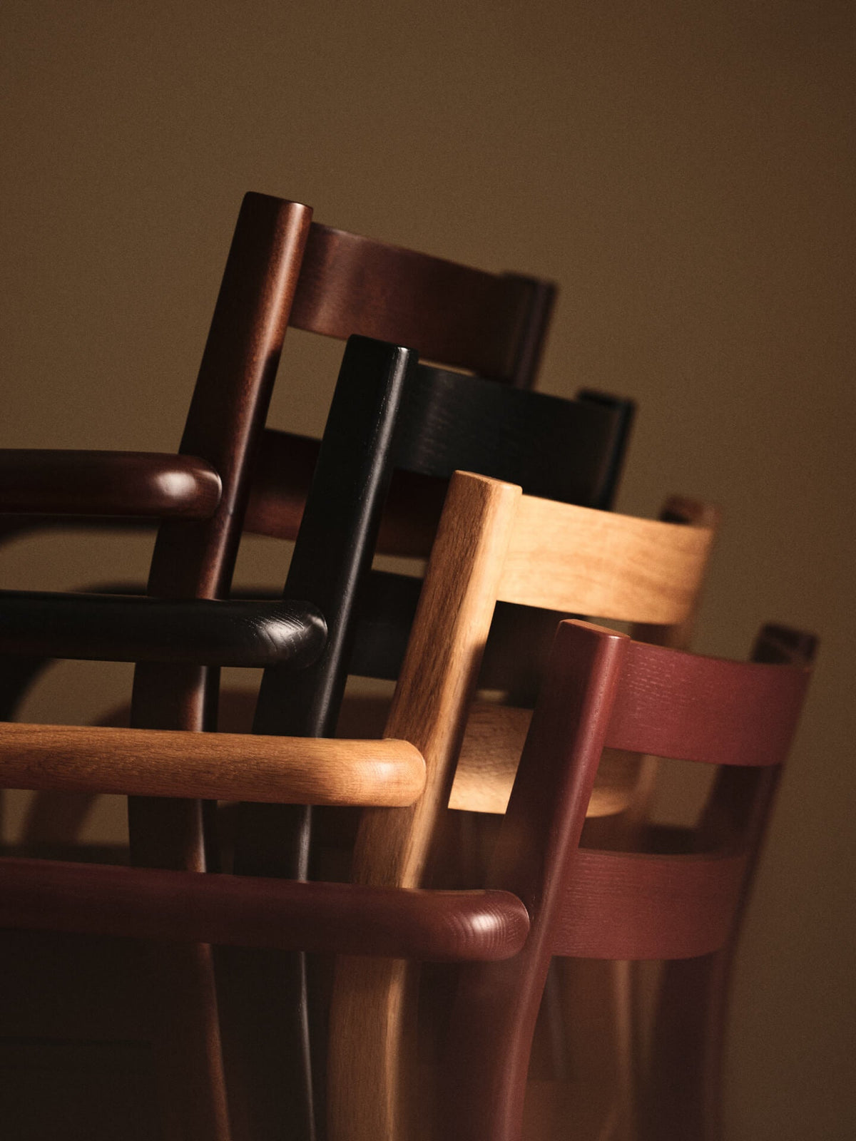 Silla de comedor Boda con brazos · Ferm Living Dark Stained Beech