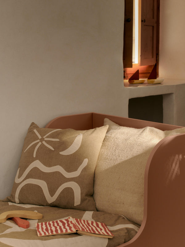 Funda de cojín con aplique Kove de Ferm Living