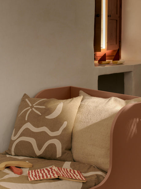 Cojín con aplique Kove de Ferm Living