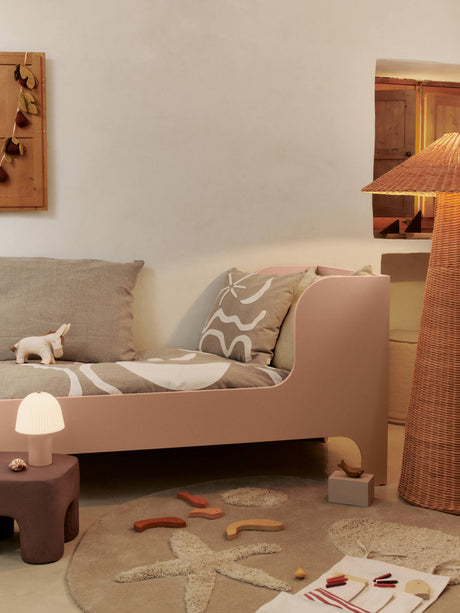 Funda de cojín con aplique Kove de Ferm Living