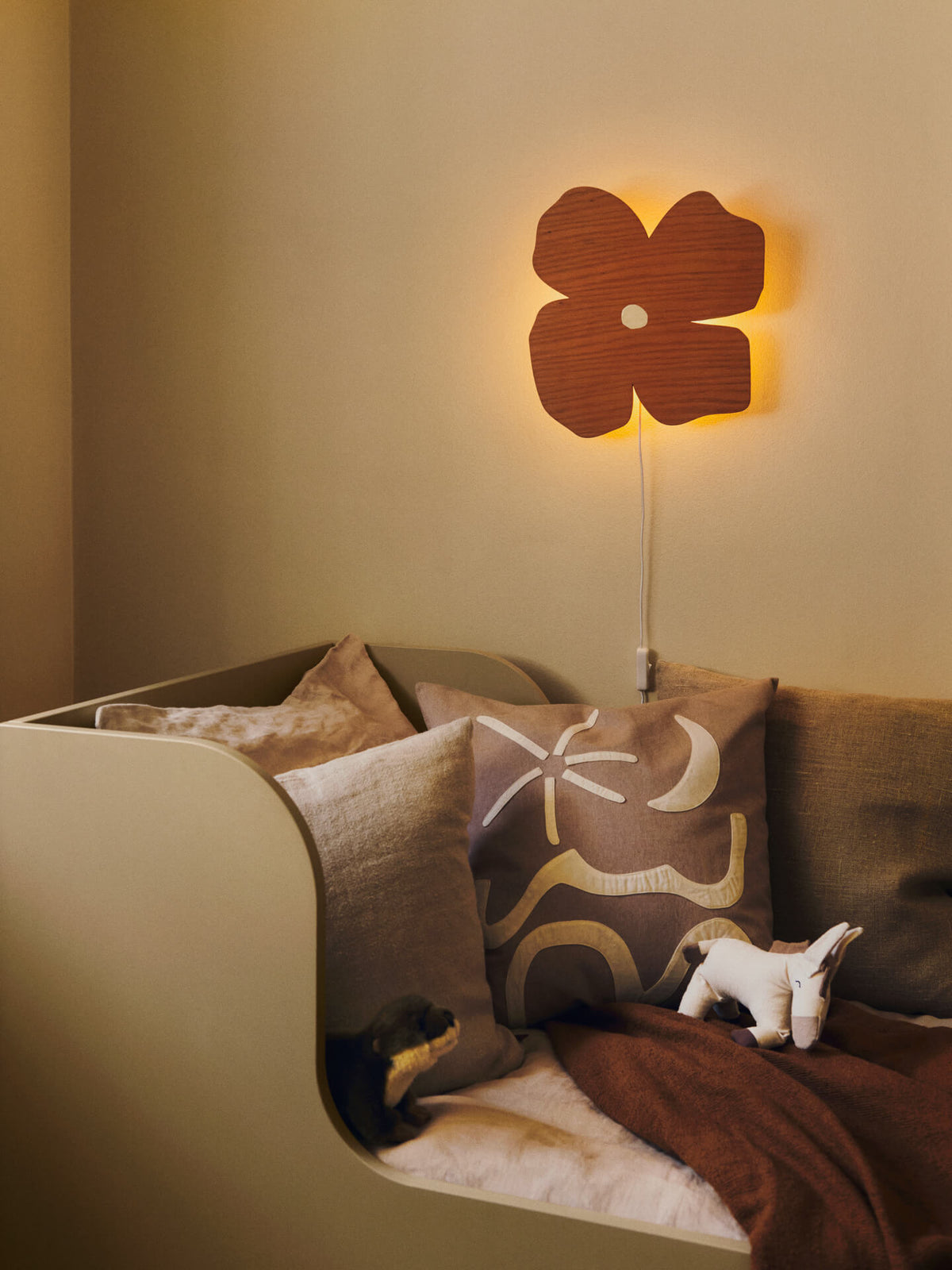Cojín con aplique Kove de Ferm Living