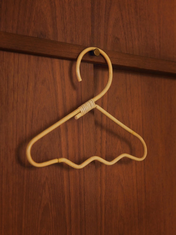 Perchas infantiles Wavi de Ferm Living