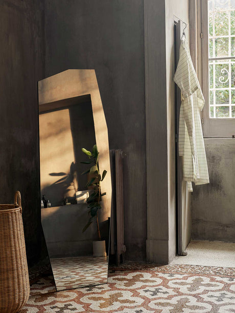 Espejo de pie Shard de Ferm Living