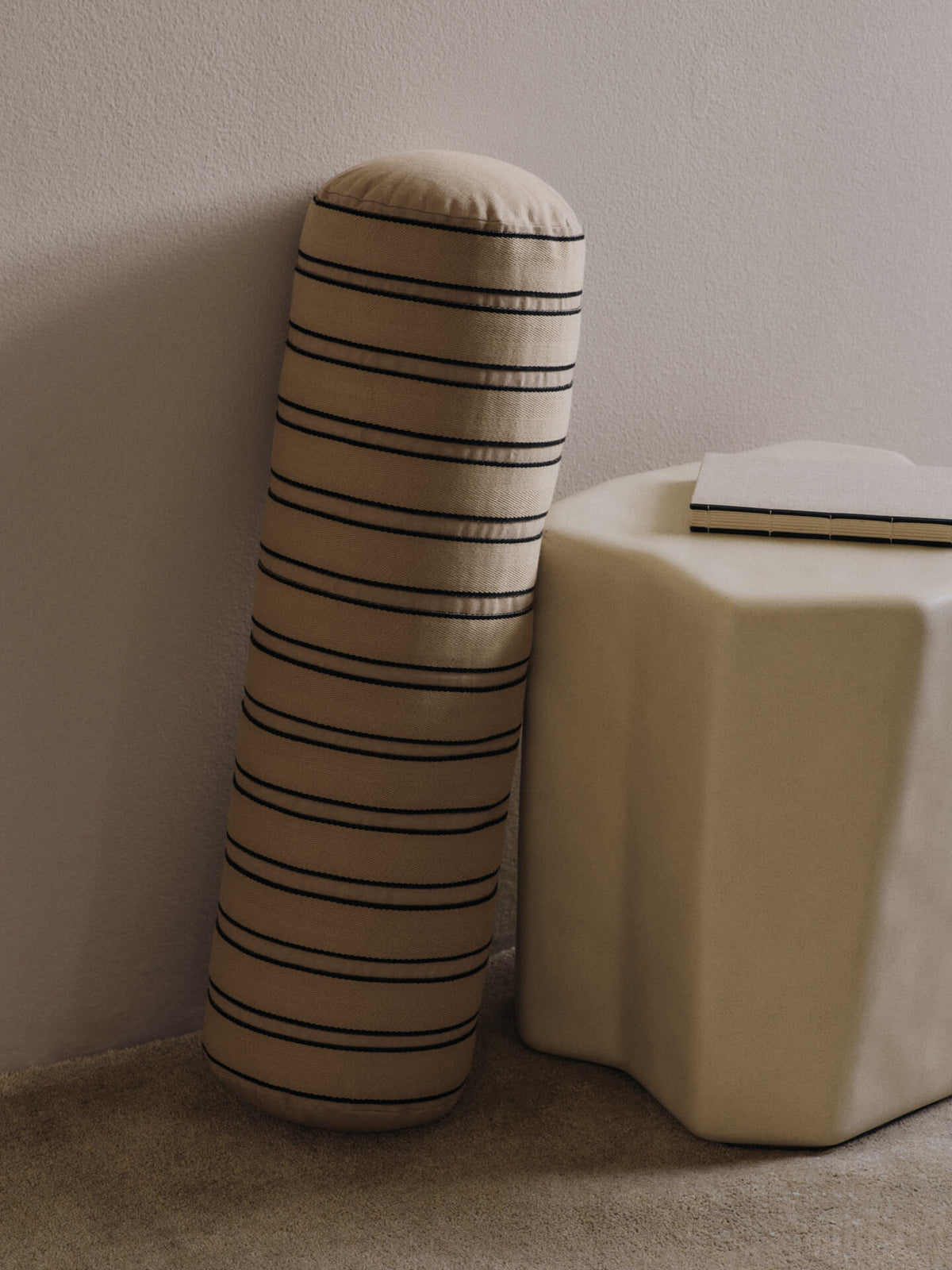 Cojín cilíndrico Twill de Ferm Living