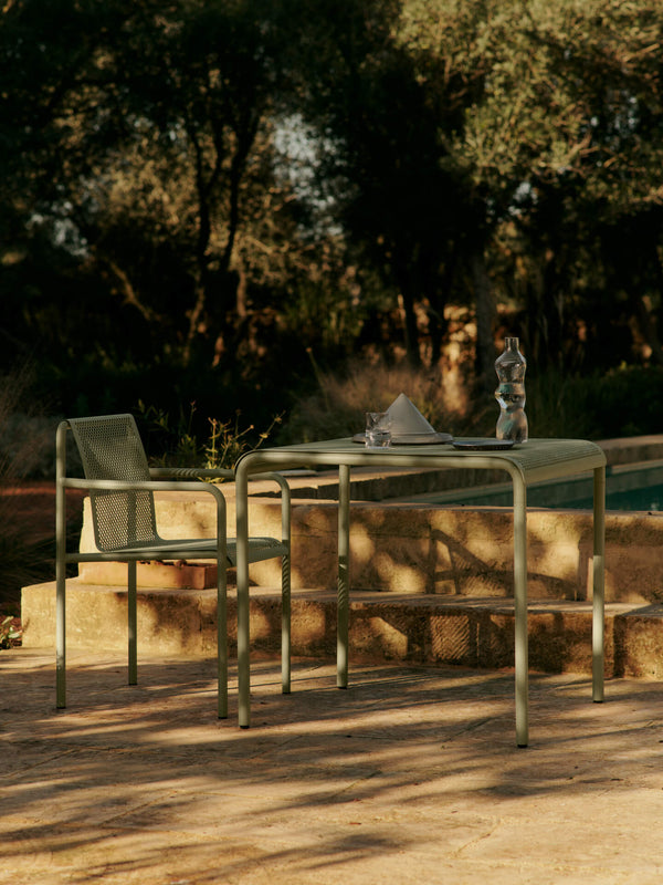 Silla con brazos de exterior Dapple de Ferm Living