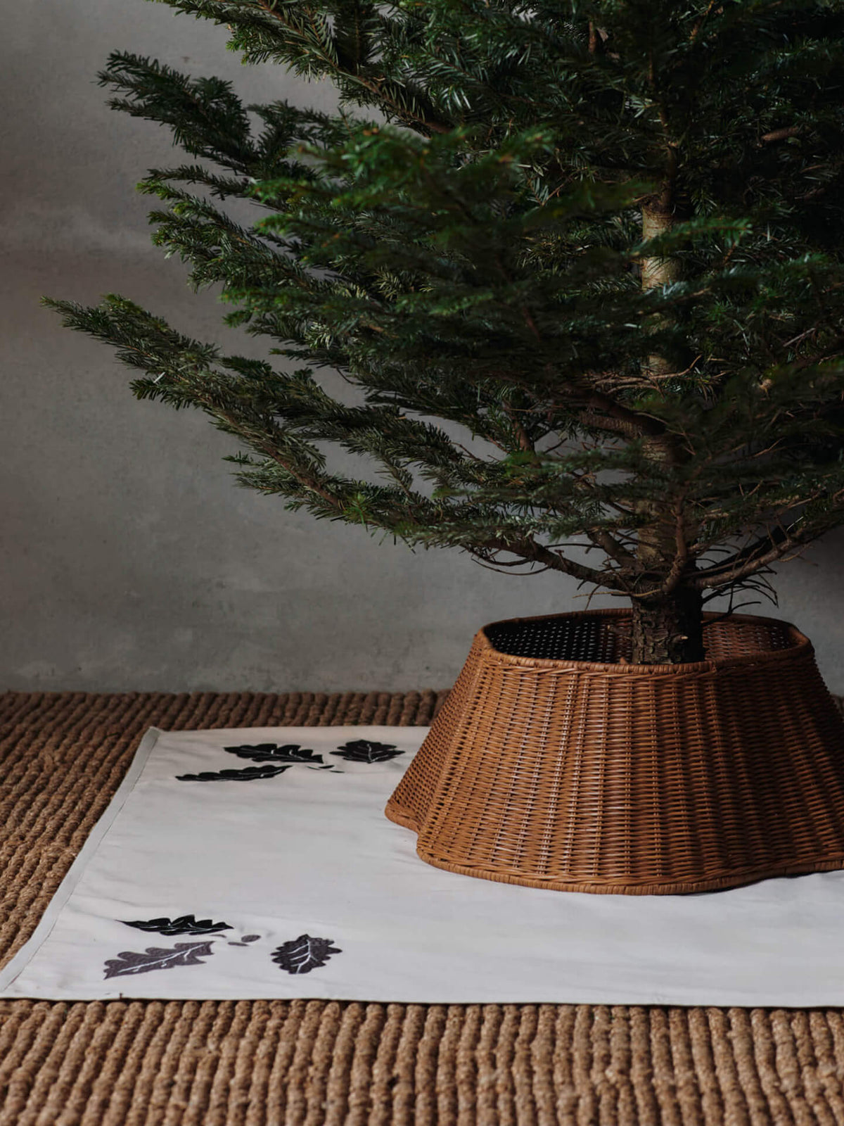 Cubrepié de árbol trenzado Drape · Ferm Living · ambiente