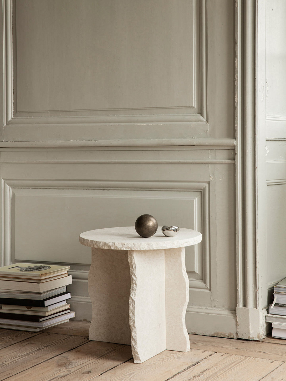 Mesa escultórica Mineral · Ferm Living