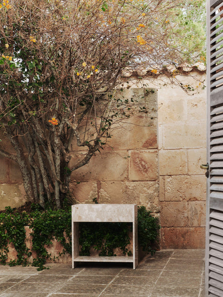 Jardinera de piedra con estante Stone de Ferm Living
