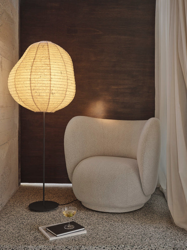 Lámpara de pie Kurbis alta negro/natural · Ferm Living