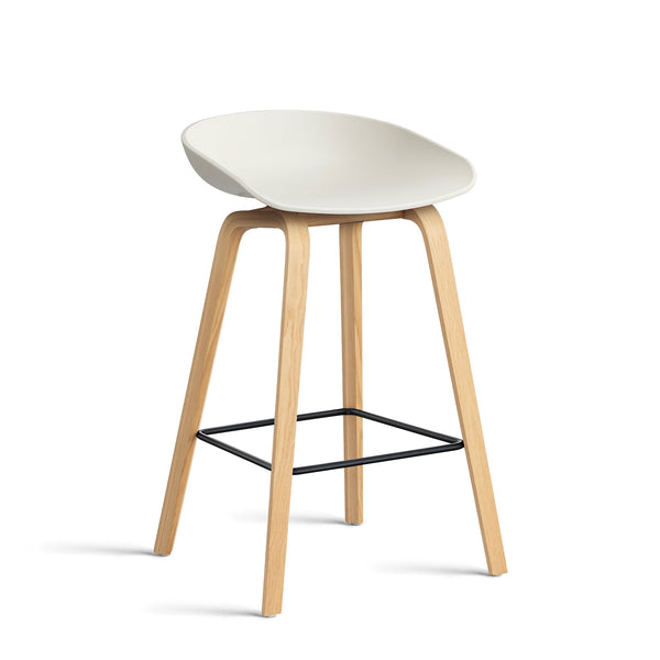 Taburete alto About A Stool AAS 32 · HAY · melange cream 2.0 / H 65 cm / Varnished Oak / Black Steel