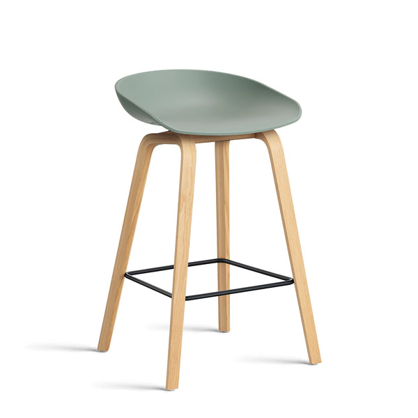 Taburete alto About A Stool AAS 32 · HAY · fall green 2.0 / H 65 cm / Varnished Oak / Black Steel