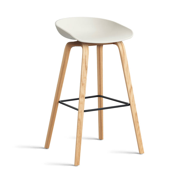 Taburete alto About A Stool AAS 32 · HAY · melange cream 2.0 / H 75 cm / Varnished Oak / Black Steel