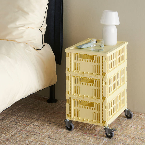 Mesa auxiliar con ruedas Colour Crate M · HAY · ambiente