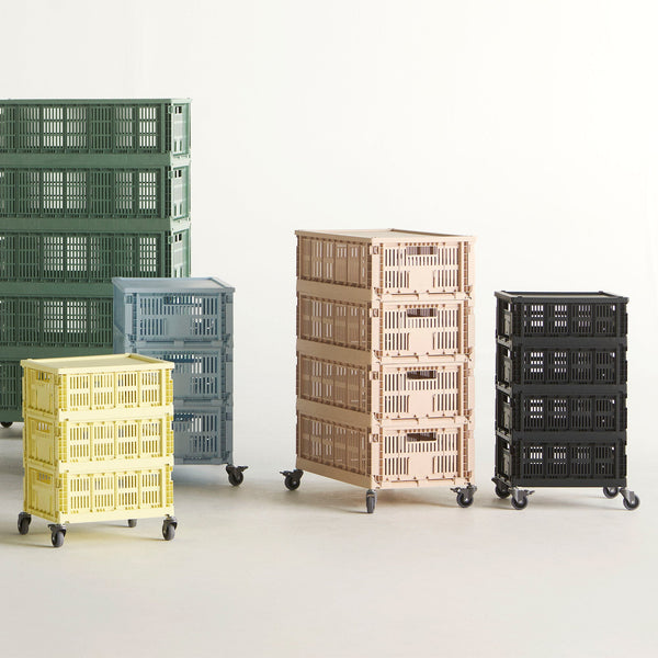 Mesa auxiliar con ruedas Colour Crate M · HAY · ambiente