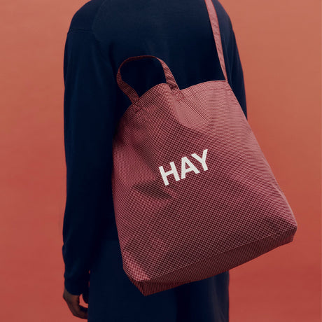 Bolso bandolera Grid · HAY · ambiente