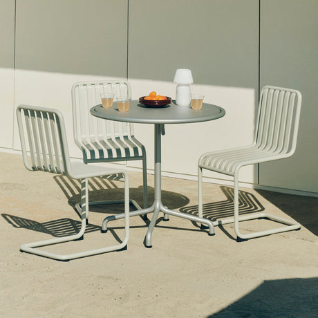 Silla cantilever Palissade · HAY · ambiente