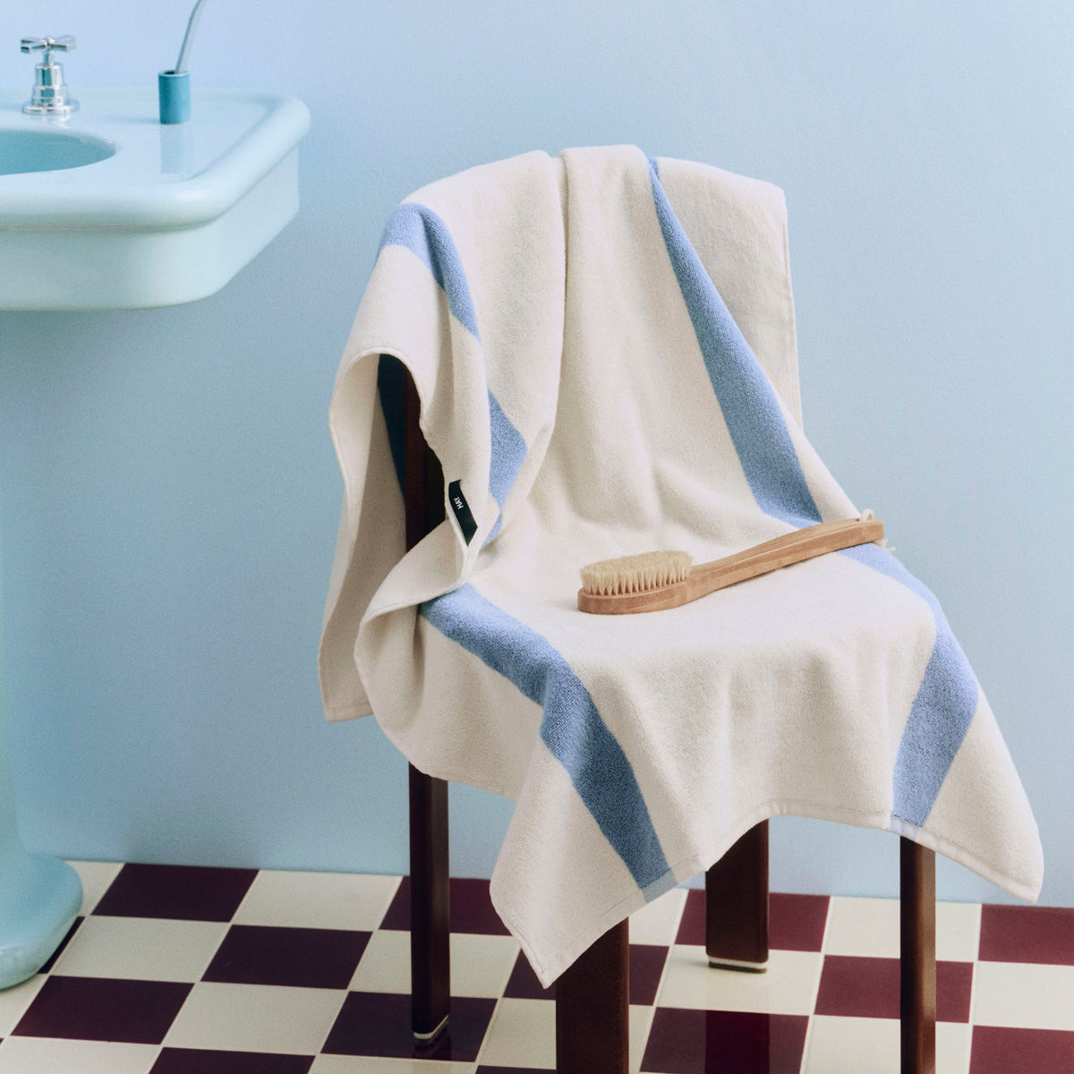 Toalla de baño Stripe · HAY · ambiente