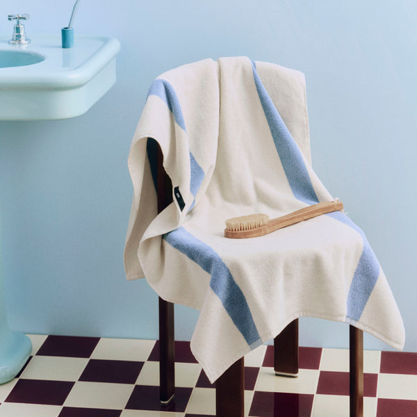 Toalla de baño Stripe · HAY · ambiente