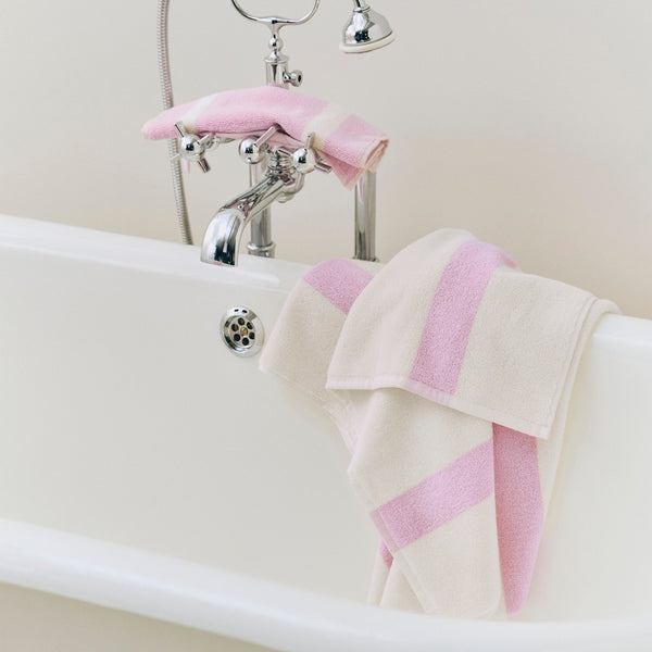Toalla de baño Stripe · HAY · ambiente