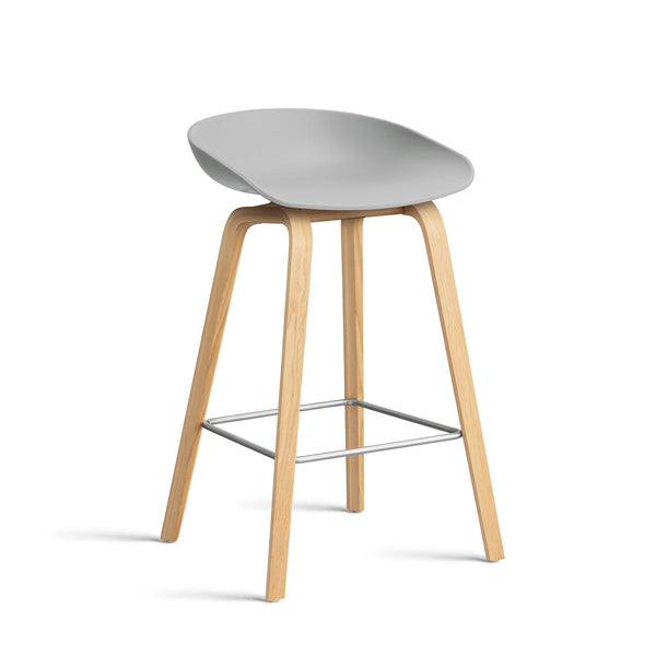 Taburete alto About A Stool AAS 32 · HAY · concrete grey 2.0 / H 65 cm / Varnished Oak / Stainless Steel