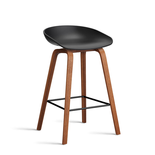 Taburete alto About A Stool AAS 32 · HAY · black 2.0 / H 65 cm / Varnished Walnut / Black Steel