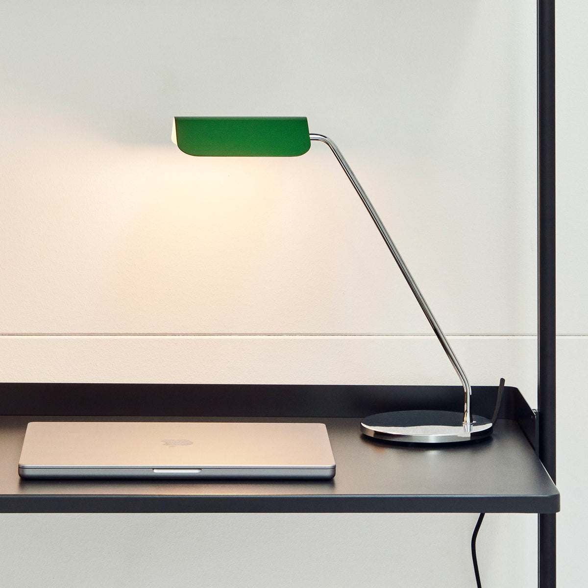 Lámpara de escritorio Apex · HAY · ambiente