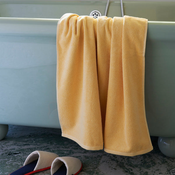 Toalla de baño Mono · HAY · ambiente