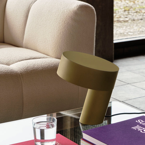 Lámpara de mesa Slant · HAY · ambiente
