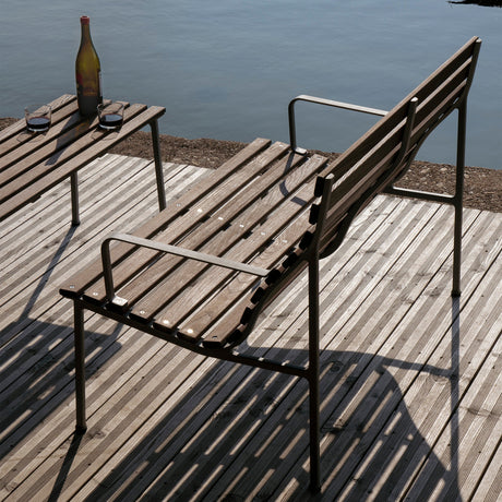 Banco lounge de exterior Traverse · HAY · ambiente