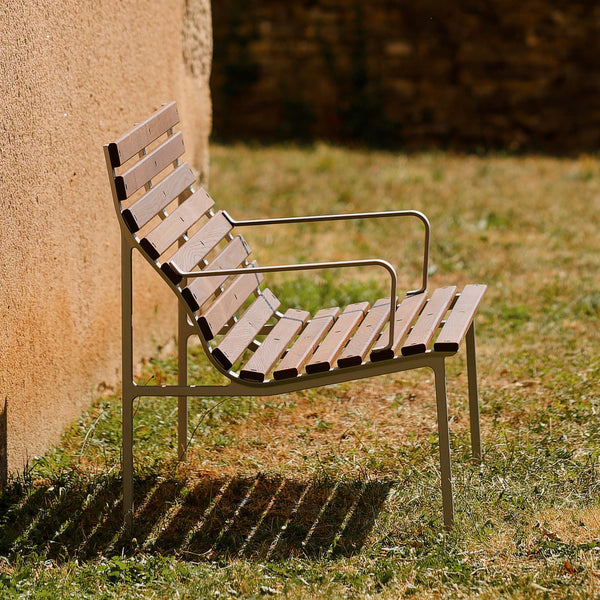 Banco lounge de exterior Traverse · HAY · ambiente