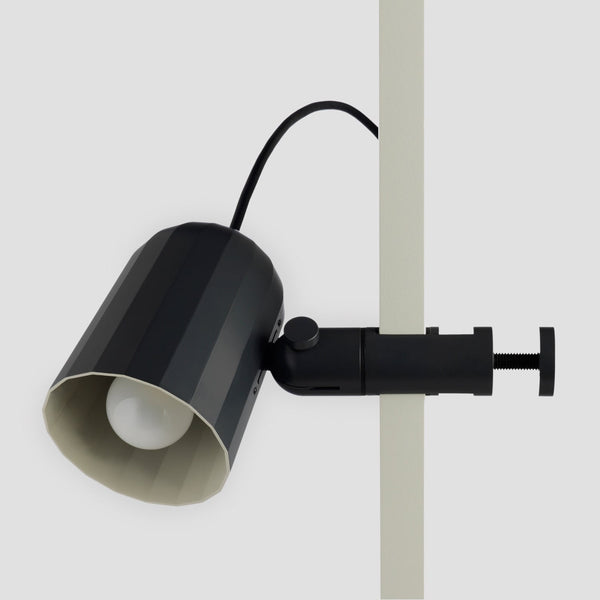 Lámpara de pinza Noc Light · HAY · ambiente