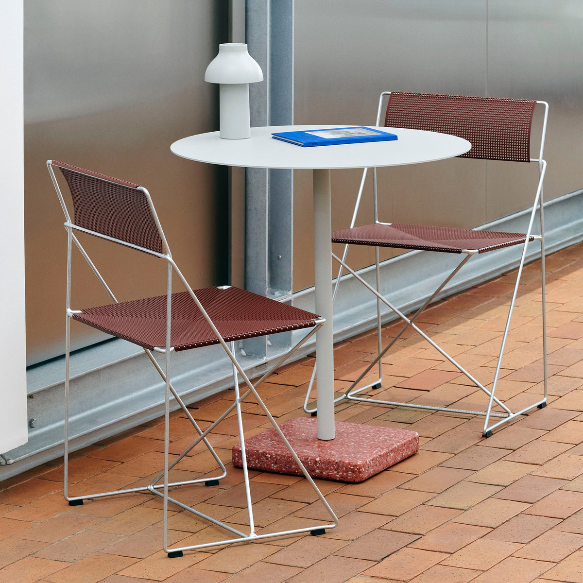 Silla de exterior X-Line · HAY · ambiente