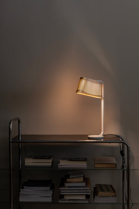 Lámpara de sobremesa Owalo 7020 de Secto Design en un interior