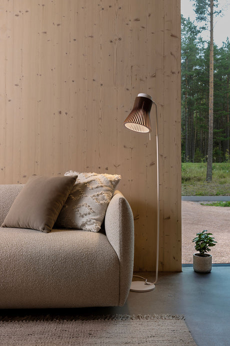 Lámpara de pie Petite 4610 de Secto Design en un interior