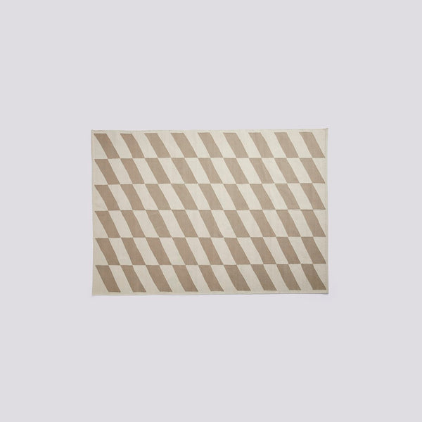 Tapis Shift Kelim bordeaux · HAY · vue 3