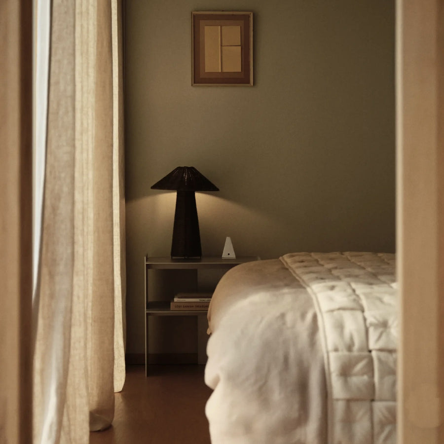 Dormitorio con la lámpara Dou y la mesa Lager de Ferm Living