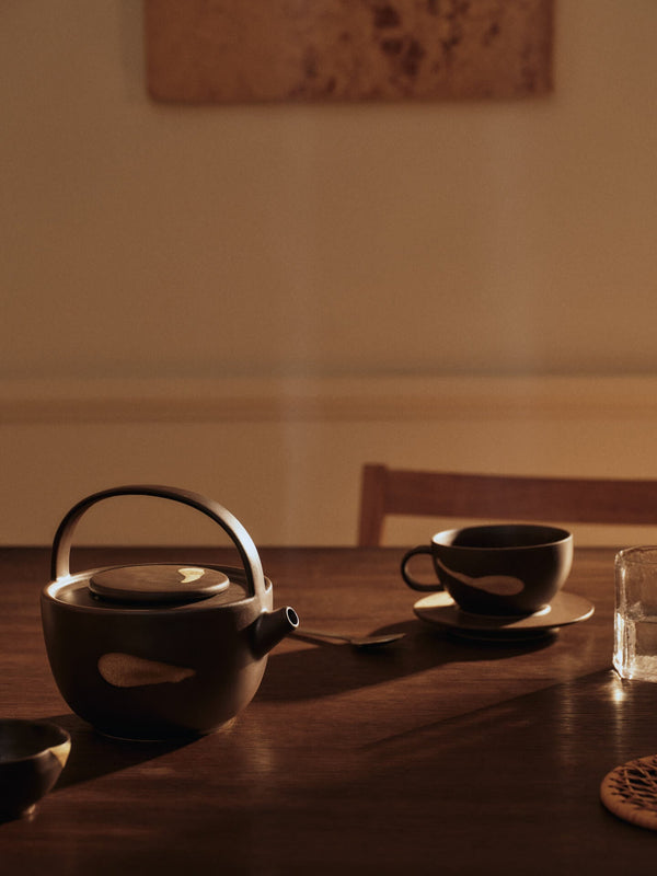Taza con platillo Koyo marrón oscuro/Buff · Ferm Living