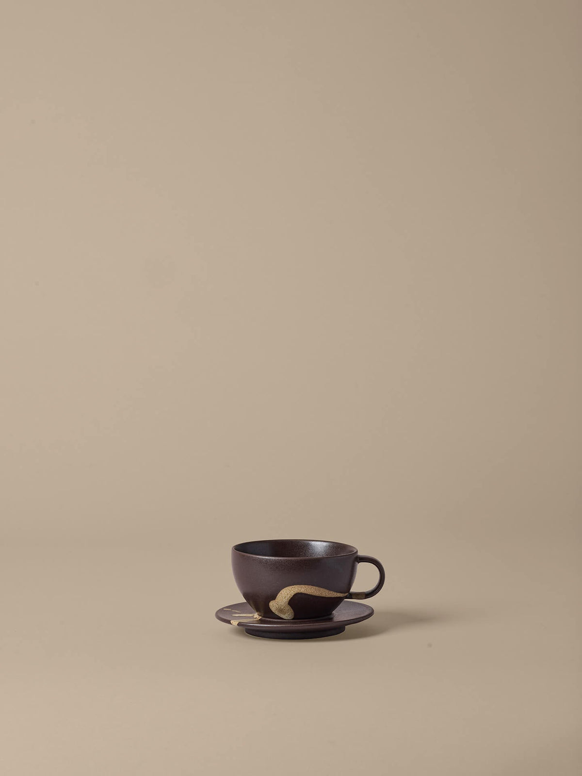 Taza con platillo Koyo marrón oscuro/Buff · Ferm Living