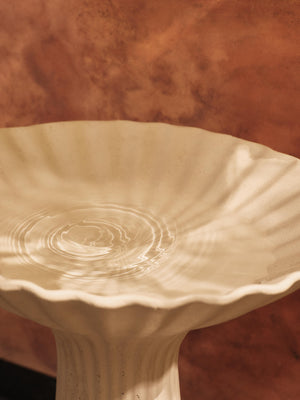 Cuenco con pedestal Fountain marfil · Ferm Living