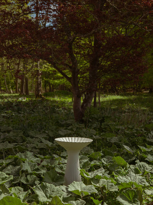 Cuenco con pedestal Fountain marfil · Ferm Living